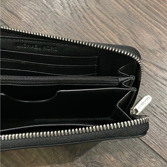 SOLD - New Rare Michael Kors wristlet / Wallet - Picture 3 of 3